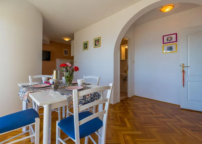 Apartman Helles Nur 300 Meter Zum Mit Herrlichem Meerblick Und Kinderschaukel Crikvenica